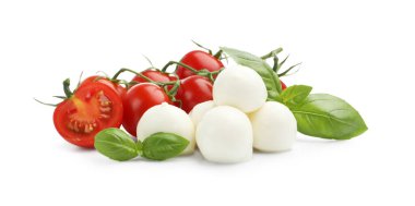 Lezzetli mozzarella peynir topları, domates ve fesleğen beyaza izole edilmiş.