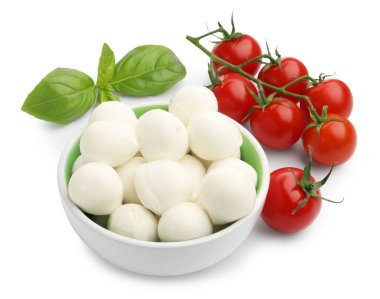 Lezzetli mozzarella peynir topları, domates ve fesleğen beyaza izole edilmiş.