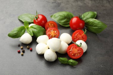 Mozzarella peyniri, domates, fesleğen ve biber.