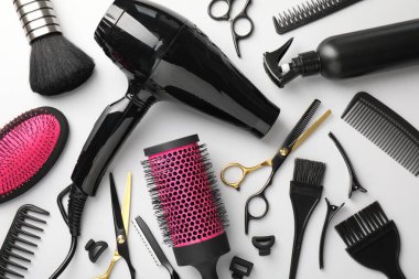 Açık gri arka planda farklı kuaför araçları, düz yatıyordu
