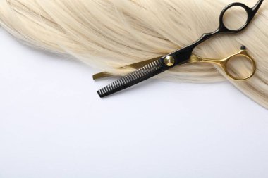 Beyaz arka planda saç tokası ve makas, üst manzara. Metin için boşluk