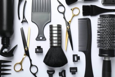 Beyaz arka planda farklı kuaför aletleri, düz yatış