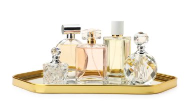 Birçok farklı parfüm şişesi beyaza izole edilmiş.