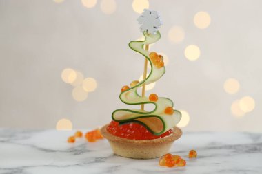 Arka planı bulanık ışıklarla kaplı, beyaz mermer masa üzerinde güzel bir kanepe, yakın plan. Bokeh etkisi