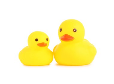 Beyaz üzerine izole edilmiş sevimli plastik ördekler. Çocuk oyuncağı.