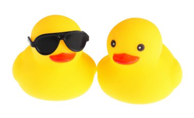 Beyaz üzerine izole edilmiş sevimli plastik ördekler. Çocuk oyuncağı.