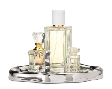 Beyaz renkte izole edilmiş parfüm şişeleri.