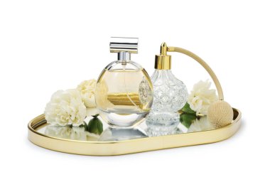 Farklı parfüm şişeleri ve beyaz çiçekler.