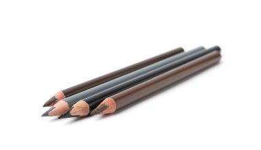 Birçok farklı kaş kalemi beyaza izole edilmiş.