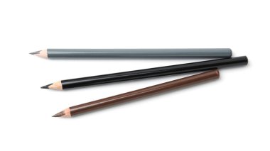 Farklı kaş kalemleri beyaz, üst görünümde izole.