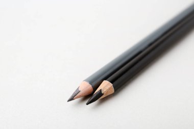 Arka planda iki farklı kaş kalemi, yakın plan. Metin için boşluk