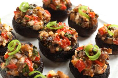 Masada bir sürü lezzetli mantar var, yakın plan.