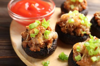 Lezzetli mantarlar ve soslar masada, yakın plan.