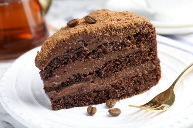 Kahve çekirdekli ve çatallı lezzetli çikolatalı kek, yakın plan.