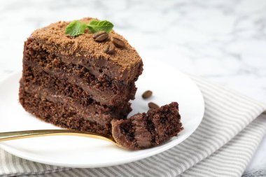 Kahve çekirdekli, nane ve çatallı lezzetli çikolatalı kek.