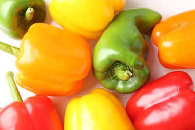 Beyaz masa üzerinde olgun renkli dolmalık biberler, düz yatıyordu.