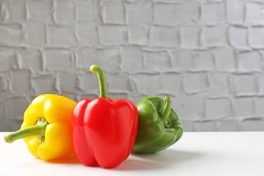 Beyaz masada olgun renkli dolmalık biberler. Metin için boşluk