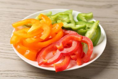 Tahta masada taze dolmalık biber dilimleri, yakın plan.