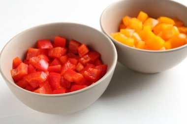 Taze renkli dolmalık biberler beyaz masanın üstünde, yakın plan.