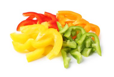 Beyaz üzerine izole edilmiş taze renkli dolmalık biber dilimleri.