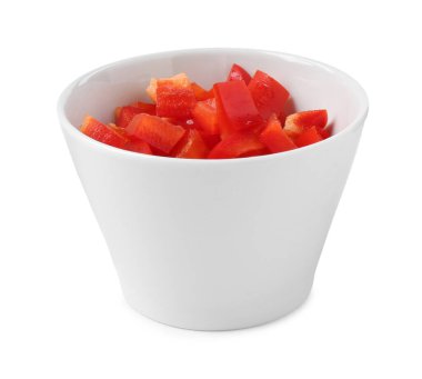 Taze kırmızı dolmalık biber parçaları beyaz kasede izole edilmiş.