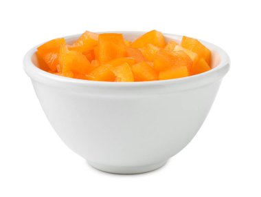 Taze turuncu dolmalık biber parçaları beyaz kasede izole edilmiş.