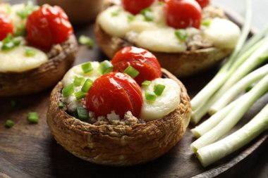 Masada servis edilen lezzetli mantarlar, yakın plan.