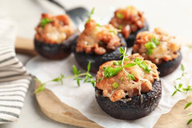 Işık masasında servis edilen lezzetli mantarlar, yakın plan.