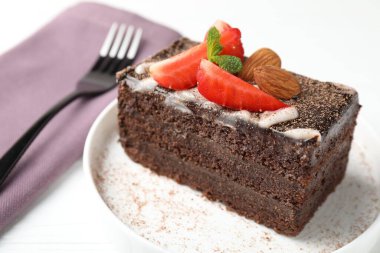 Çilekli ve bademli çikolatalı kek, yakın plan.