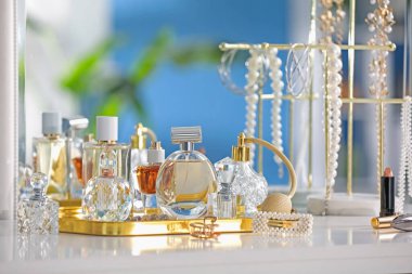 İçerideki masada farklı parfüm ve aksesuarlar var.