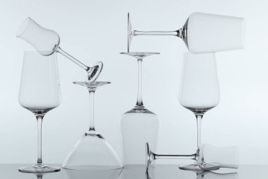 Ayna yüzeyinde pek çok temiz cam var.