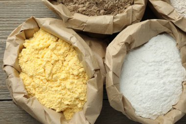 Tahta masadaki kağıt torbalarda farklı türde un var.