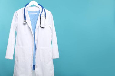 Mavi arka planda steteskoplu doktor ceketi. Metin için boşluk