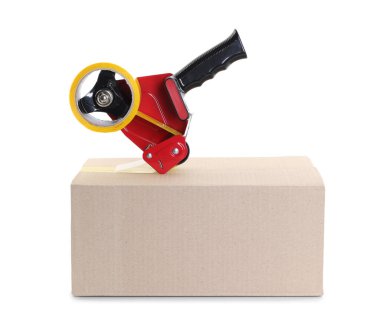 Karton kutunun üzerinde beyaz arkaplana karşı yapıştırıcı bantlı dağıtıcı