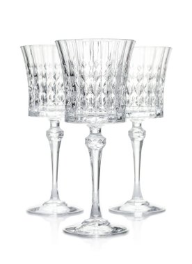 Beyaz üzerine izole edilmiş üç boş bardak.