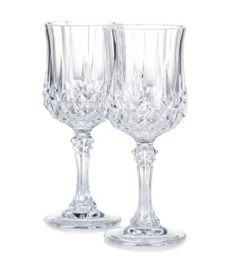 Beyaz üzerine izole edilmiş iki boş bardak.