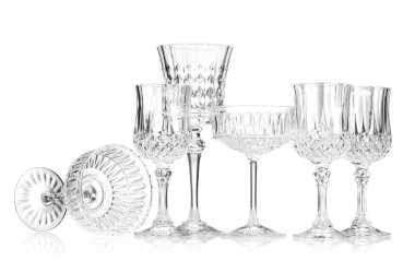 Beyaza izole edilmiş farklı boş bardaklar.