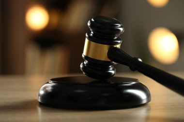 Hakimin tokmağı ahşap masada bulanık arka planda, yakın plan