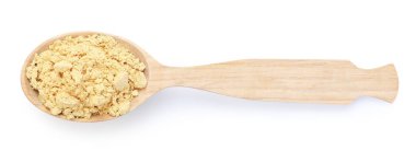 Tahta kaşıkta kuru zencefil tozu, beyaz, üst görünümde izole.