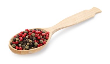 Aromatik biberler beyaz kaşıkta izole edilmiş.