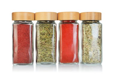 Beyaz kavanozlardaki farklı aromatik baharatlar.