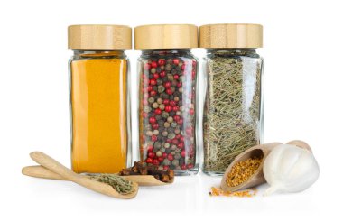 Beyaz kavanozlardaki farklı aromatik baharatlar.