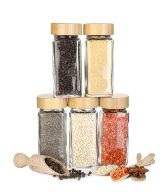 Beyaz kavanozlardaki farklı aromatik baharatlar.