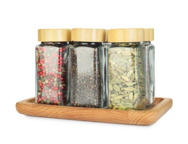 Beyaz kavanozlardaki farklı aromatik baharatlar.