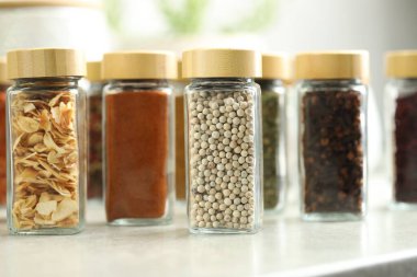 Kapalı kapılar ardında kavanozlarda farklı aromatik baharatlar var.