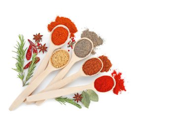 Beyaz, üst görünümde izole edilmiş farklı aromatik baharatlar