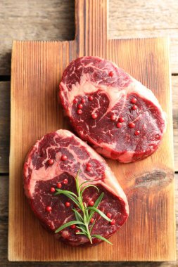 Masada çiğ et ve baharat parçaları var.