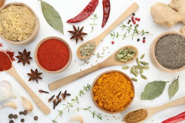 Beyaz, üst görünümde izole edilmiş farklı aromatik baharatlar