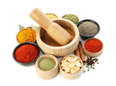 Farklı aromatik baharatlar beyaz üzerine izole edilmiş, manzaranın üstünde.