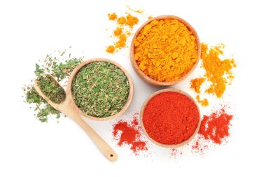 Beyaz, üst görünümde izole edilmiş farklı aromatik baharatlar